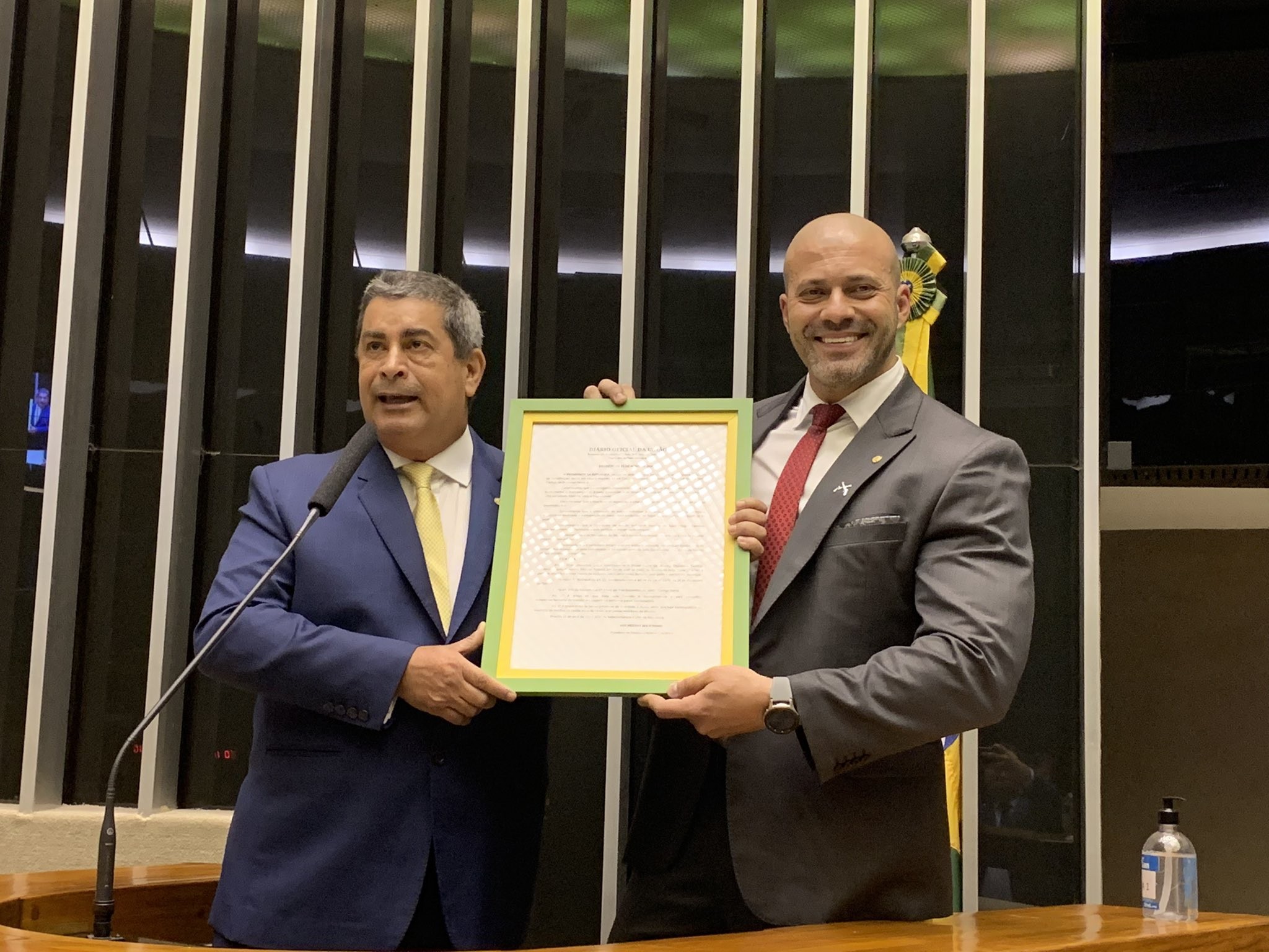 Coronel Tadeu (PL-SP) entrega a Daniel Silveira um quadro com o decreto da 'graça' assinado por Bolsonaro