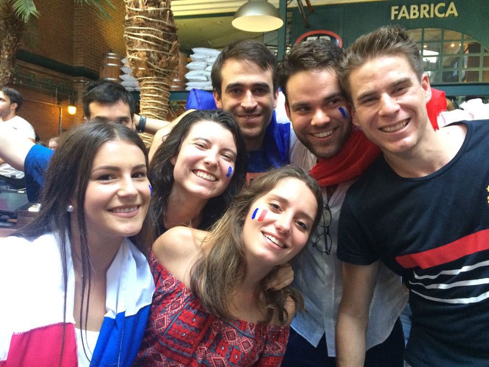 Franceses felizes com o bicampeonato mundial comemoram em bar na Zona Oeste de SP (Foto: Paula Paiva Paulo/G1)