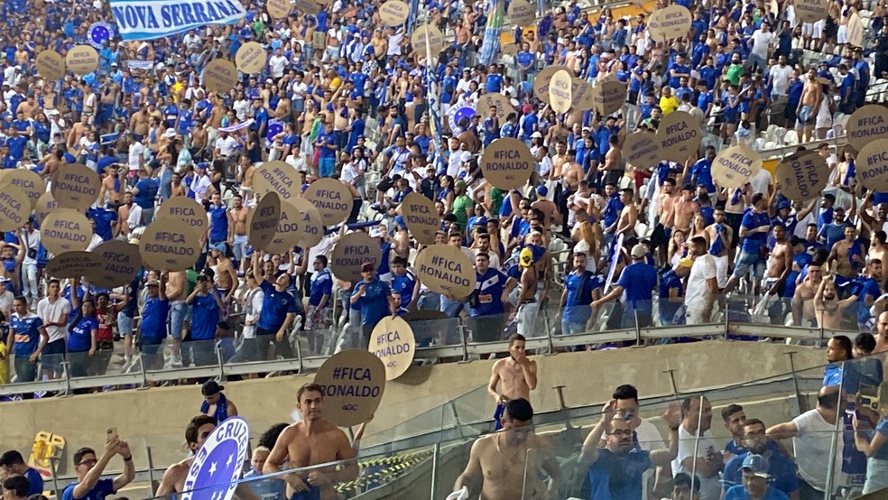 Fica, Ronaldo!: torcida e esposa do ex-atacante fazem coro em clássico do Cruzeiro