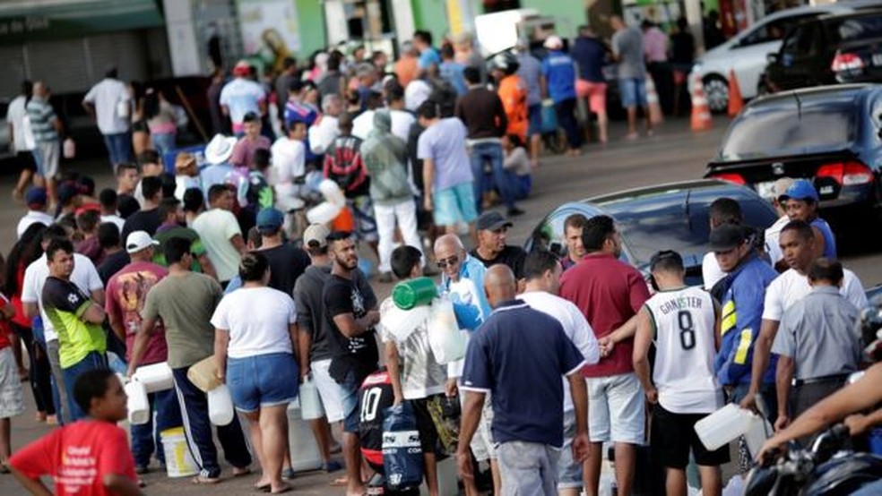 Pessoas e carros fazem fila para comprar combustÃ­vel em um posto em Luziania (GO), no sÃ©timo dia da greve dos caminhoneiros (Foto: Reuters)