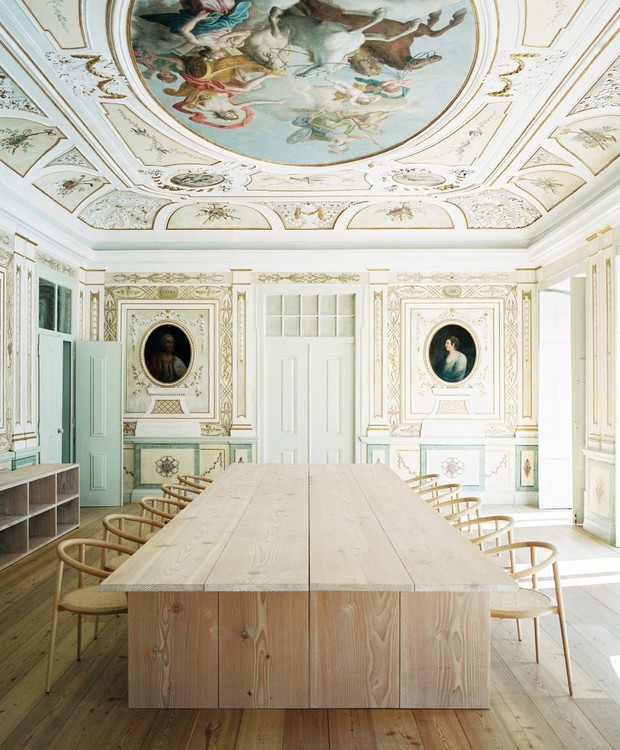 Batizada de Noble Room, a sala de reuniões no segundo andar tem influências barrocas (Foto: Rui Cardoso/ Dezeen/ Reprodução)
