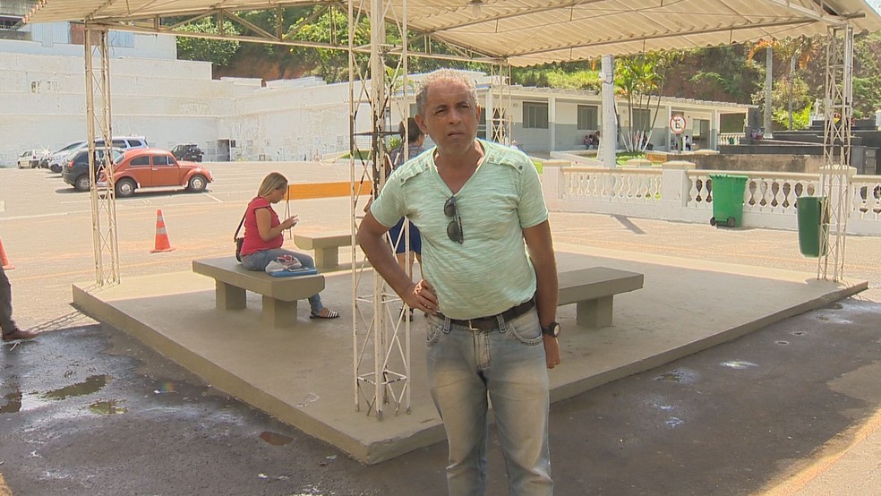 Edimilson Maximiano levou o pai para ser velado e enterrado no cemitério logo que o corpo foi liberado — Foto: Reprodução/TV Integração