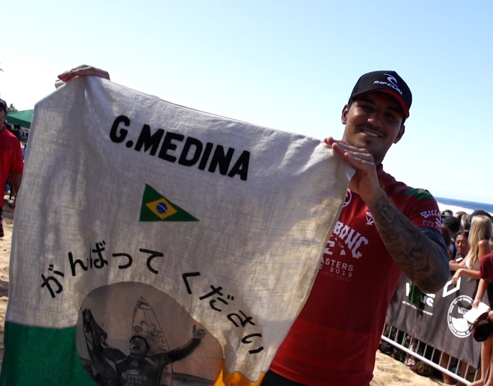 Medina recebe bandeira simbólica da classificação para Tóquio 2020 com a mensagem: "Se esforce!" — Foto: Gustavo Marcolini