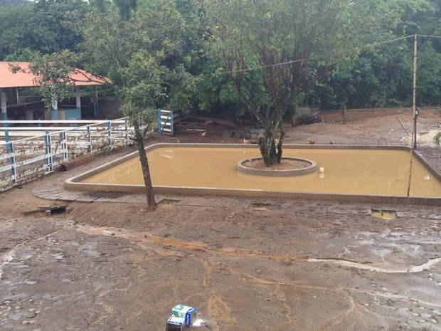 Sítio de Zeca Pagodinho ficou coberto de lama após chuva em Xerém, em Duque de Caxias, na Baixada Fluminense (Foto: Renata Soares/G1)