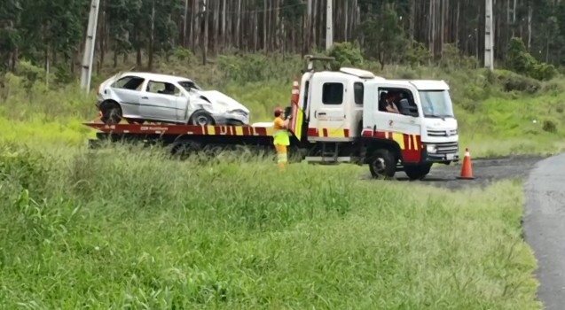 Duas pessoas ficam gravemente feridas após carro capotar na BR-376, em Ponta Grossa