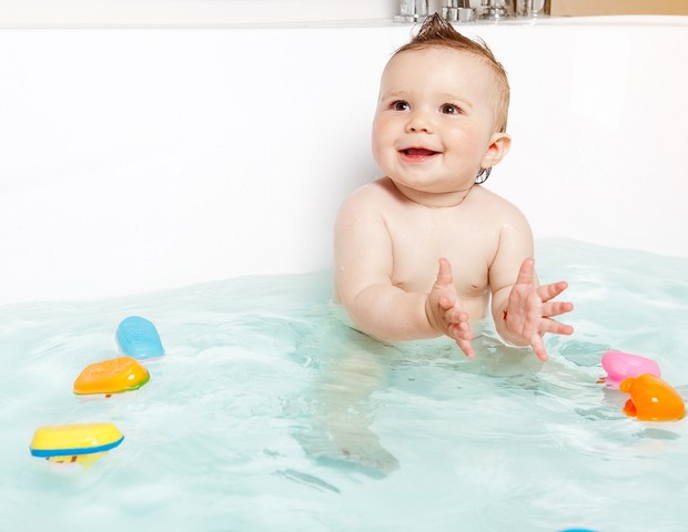 Na banheira, o bebê se refresca e se diverte  (Foto: Thinkstock)