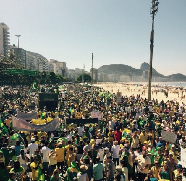 Protestos no Rio de Janeiro - 16 de agosto de 2015  (Foto: Reprodução Twitter/@MBLivre )