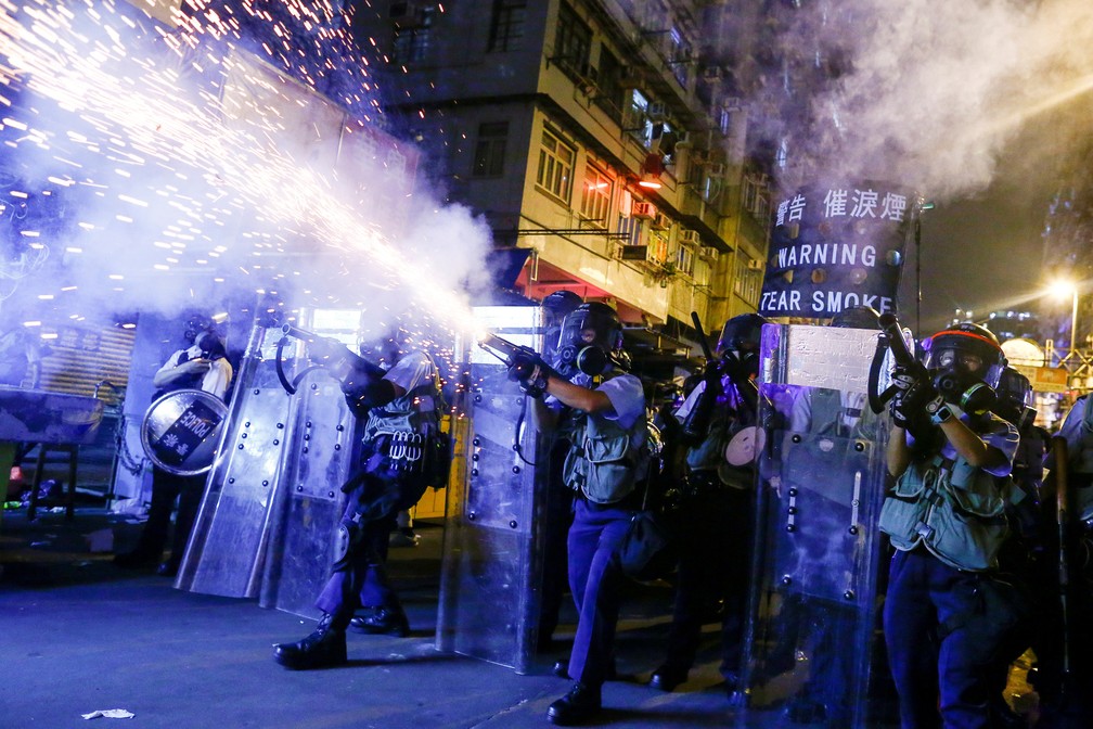14 de agosto - Policiais disparam bombas de gás lacrimogêneo contra manifestantes que protestavam contra o projeto de lei de extradição durante confronto em Sham Shui Po, em Hong Kong — Foto: Thomas Peter/Reuters