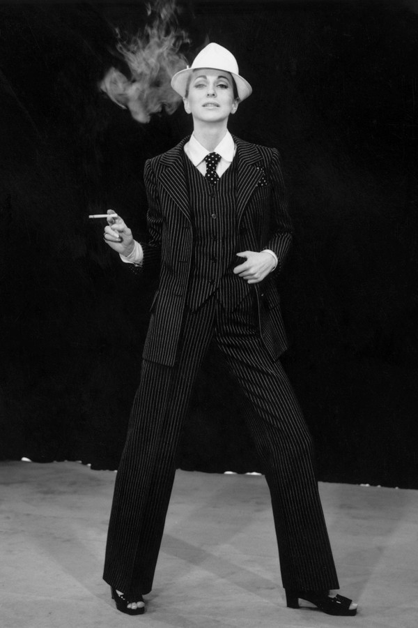 O icônico Le Smoking, de Yves Saint Laurent, na Vogue francesa em 1975  (Foto: Getty Images)