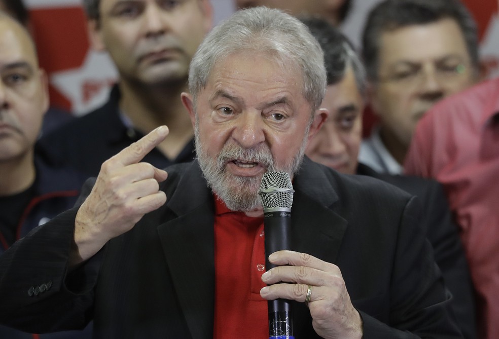 Lula durante discurso na sede do PT em SÃ£o Paulo nesta quinta-feira (13), um dia apÃ³s ser condenado por Moro  (Foto: Andre Penner/AP)