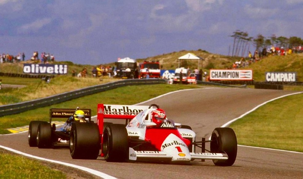 Lauda à frente de Senna durante o GP da Holanda de 1985 — Foto: Reprodução/Twitter