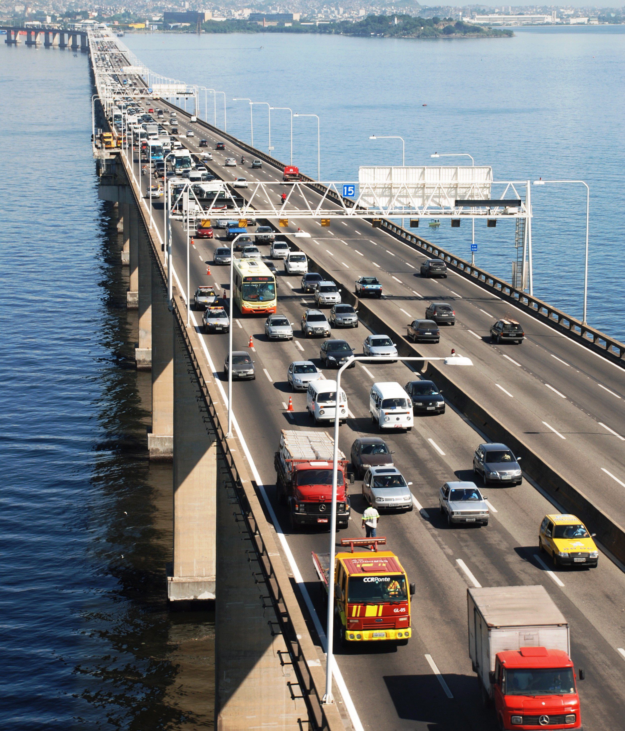 Construção de viaduto entre RioNiterói e