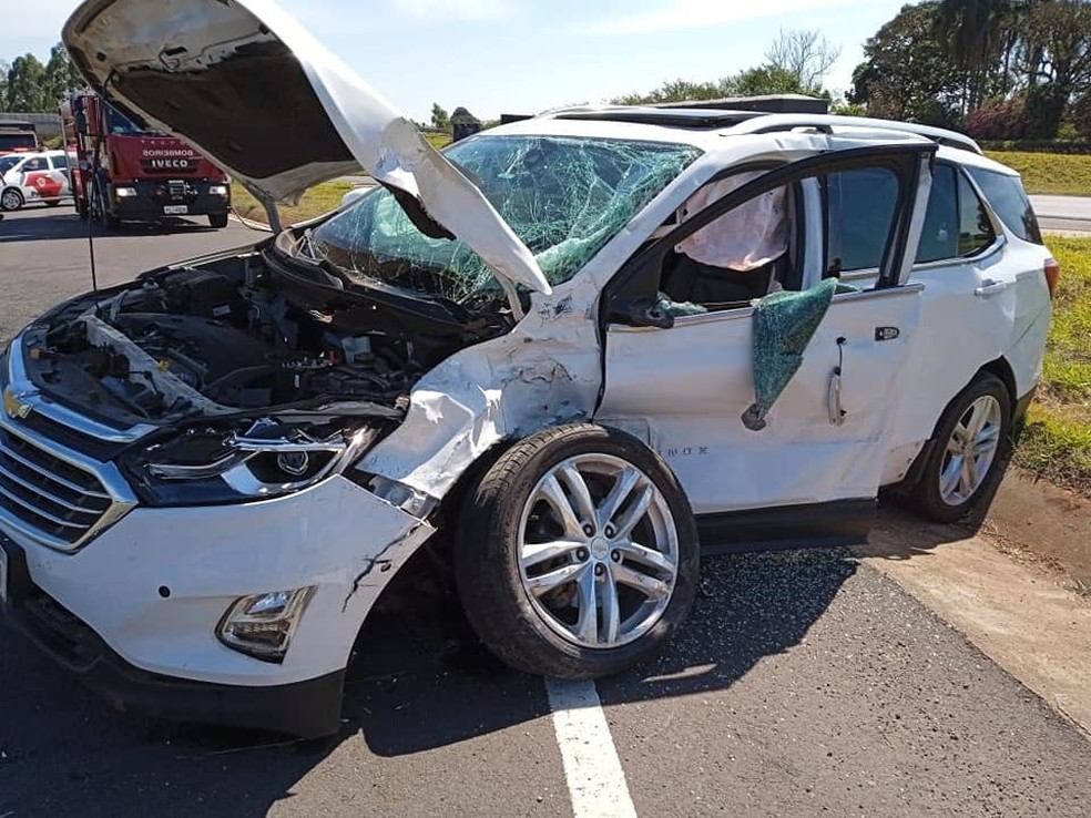 Acidente entre carro e carreta deixa feridos em rodovia de Piraju  — Foto: Marcos Fernandes/ Reprodução 