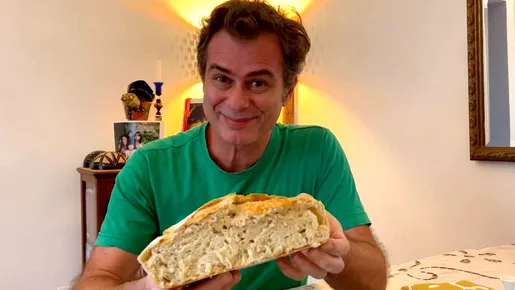 Ator João Vitti prepara pão italiano que leva apenas 4 ingredientes e não precisa sovar