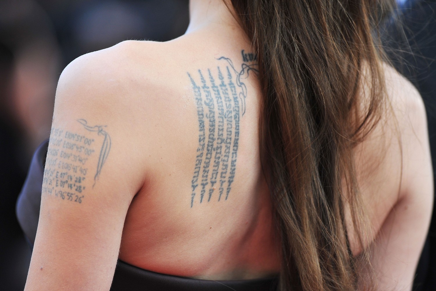 Angelina Jolie tem várias tatuagens. Uma das mais curiosas dela traz a coordenada geográfica do país natal de cada um dos seus filhos (Foto: Getty Images)
