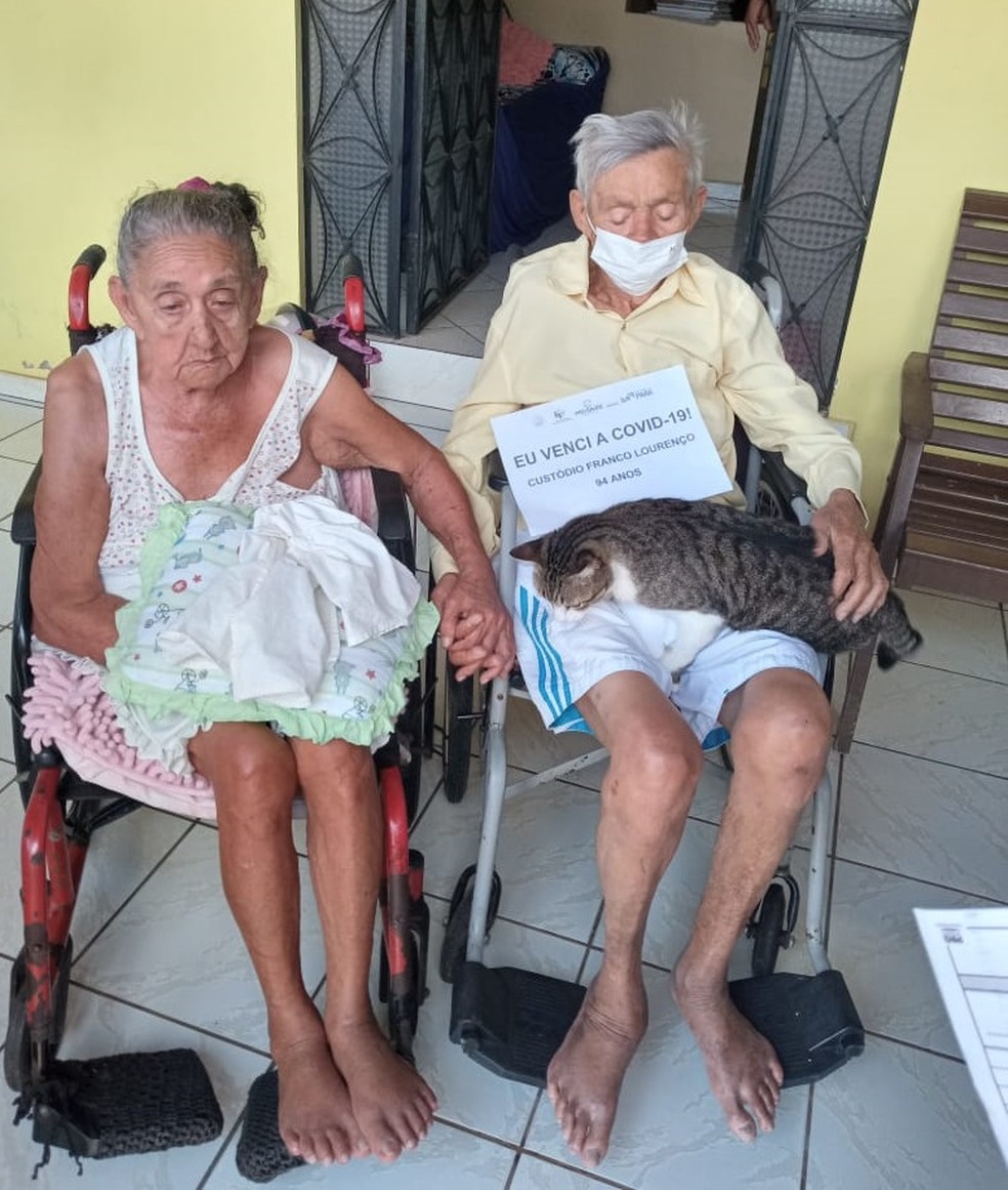 Após alta, idoso que ficou internado reencontrou a mulher e o gatinho de estimação em Altamira (PA)  — Foto: Adriana Lourenço/Arquivo pessoal  