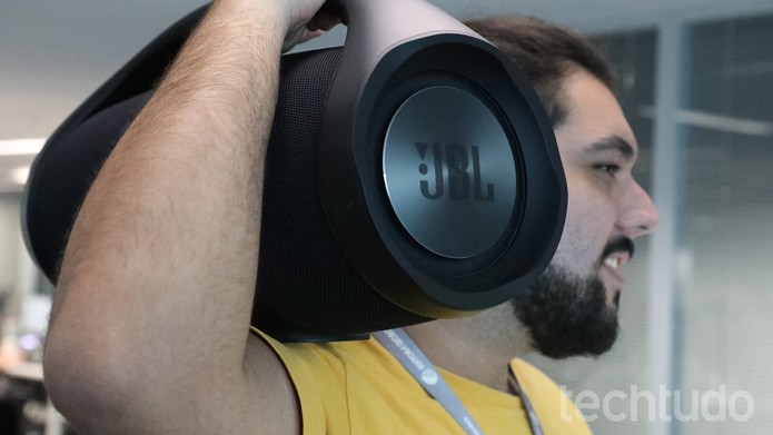 JBL Boombox pesa 5,5kg e pode ser carregada nos ombros (Foto: Marlon Câmara/TechTudo) JBL Boombox pesa 5,5kg e pode ser carregada nos ombros (Foto: Marlon Câmara/TechTudo)