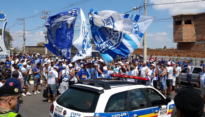 ProtestoTorcida protesta e cobra reação do Cruzeiro na porta da Toca da Raposa