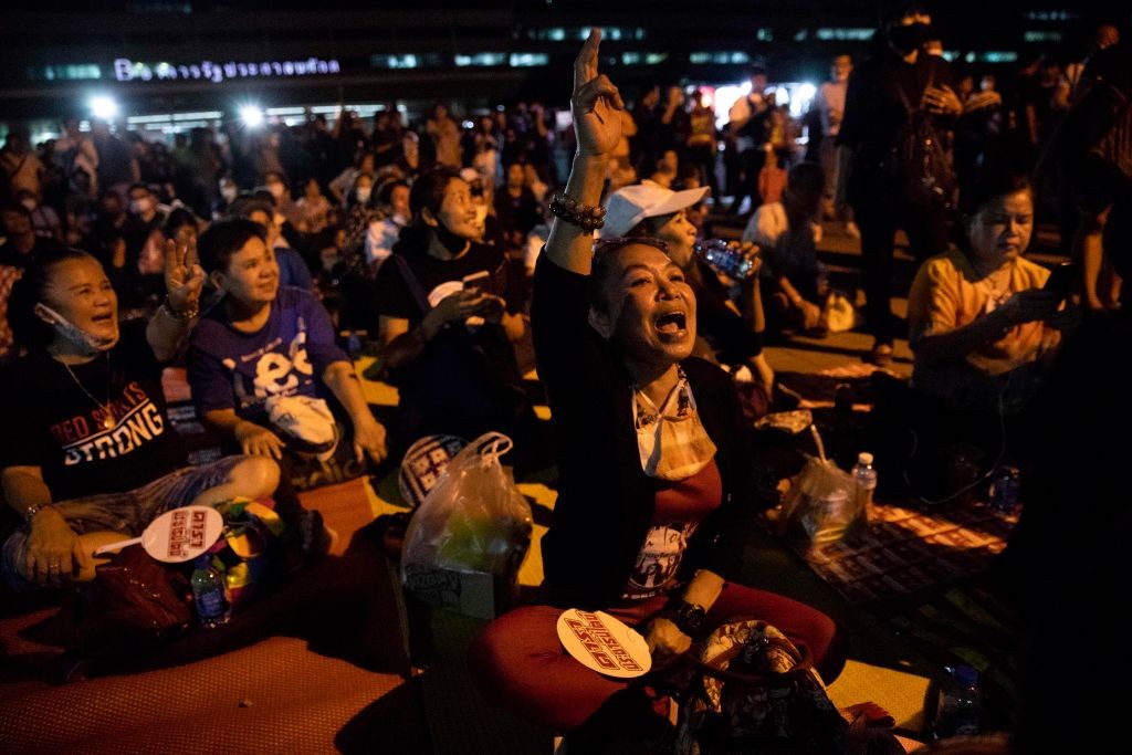 População vai às ruas em protesto após governo banir sites pornográficos na Tailândia (Foto: Getty Images)