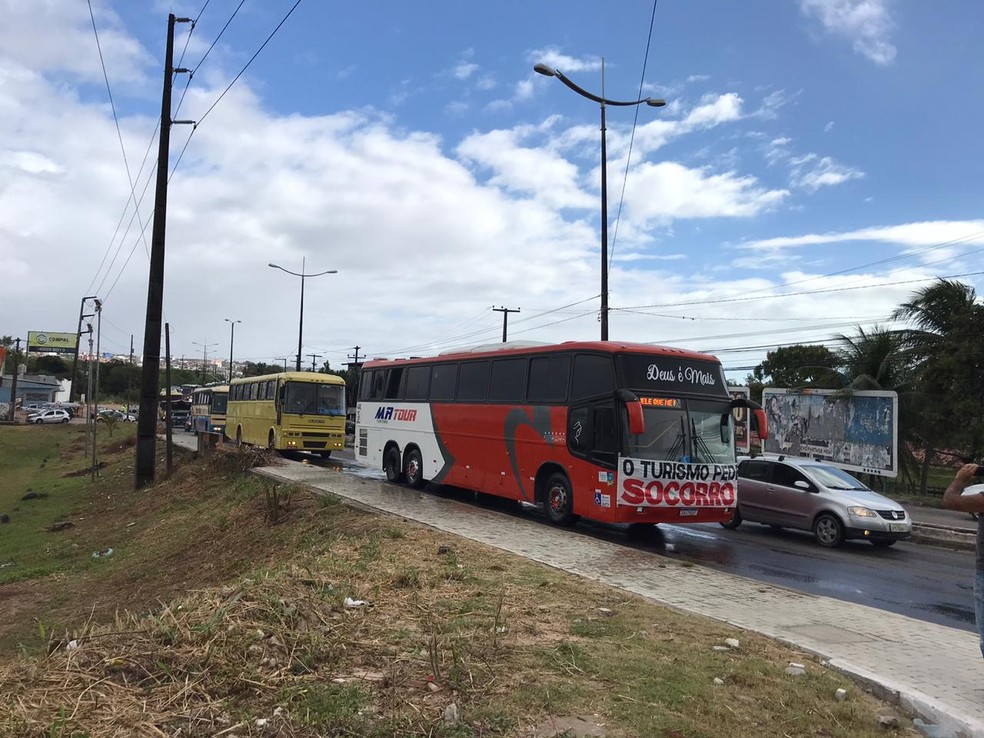 Motoristas de &ocirc;nibus fretados e de turismo fazem protesto em Natal &mdash; Foto: Ayrton Freire/Inter TV Cabugi