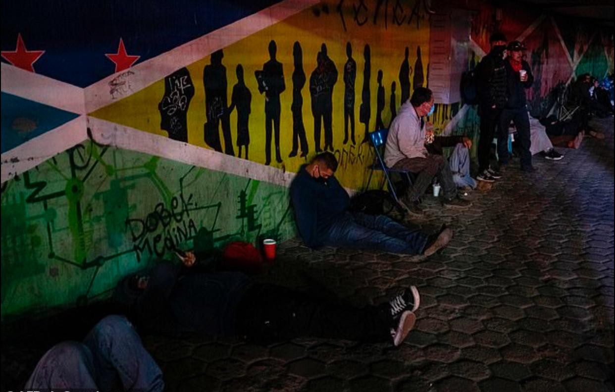 Trabalhadores mexicanos dormindo na fila da fronteira (Foto: Getty Image )