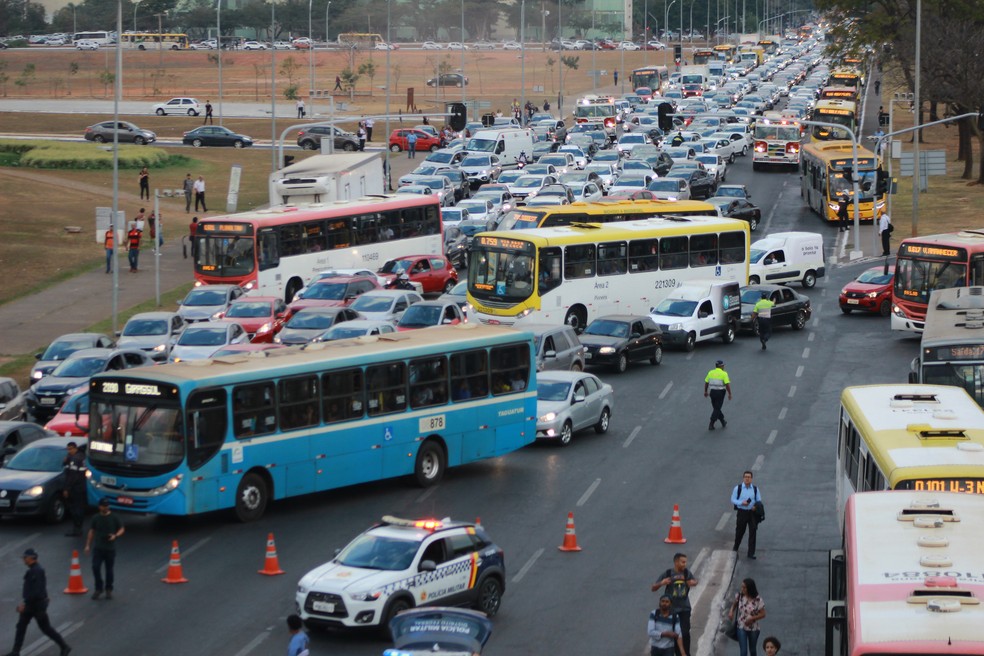 Até as 17h30, o trânsito permanecia congestionado no local. — Foto: Marcelo Coelho/Agência Mark’d