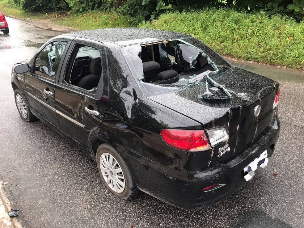 Carro ficou completamente destruído por motoqueiro  (Foto: Walter Paparazzo/ TV Cabo Branco )