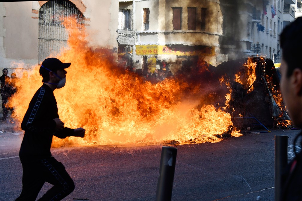 Estudantes do ensino médio que protestam contra as reformas da educação do governo francês colocam fogo em lixo em Marselha, no sul da França, nesta quinta-feira (6)  — Foto: Gerard Julien / AFP
