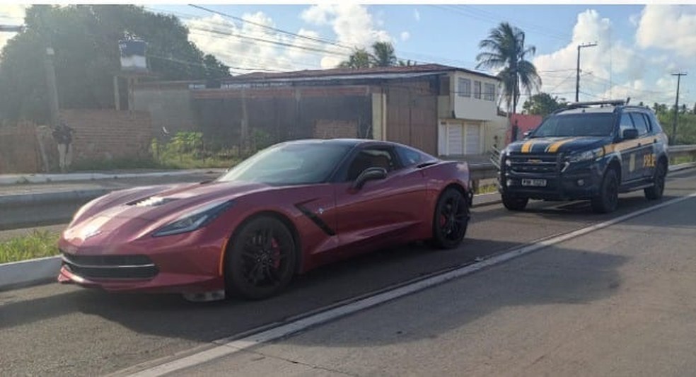 Motorista de carro esportivo de luxo foi apreendido no RN após bater veículo, fazer manobras arriscadas e fugir de posto sem pagar pelo abastecimento. — Foto: PRF/Divulgação
