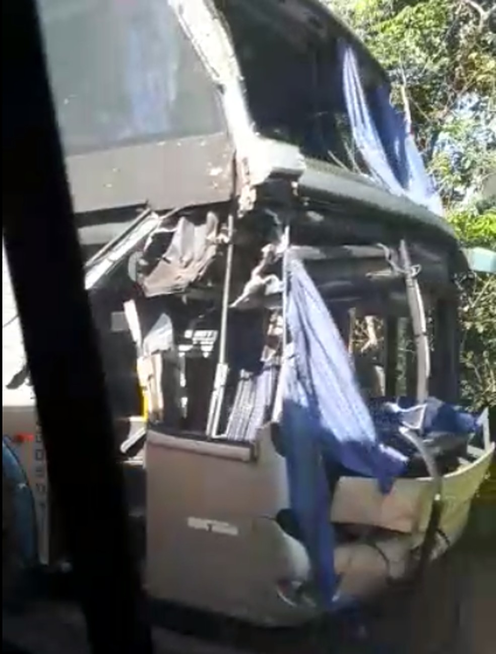 Frente do ônibus ficou destruída com o impacto — Foto: Georton Noleto Barbosa/Divulgação