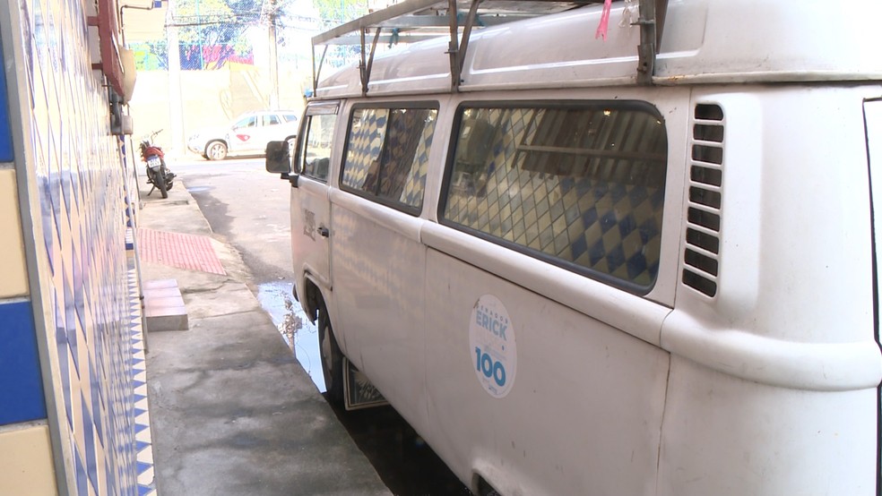 Populares disseram que escutaram diversos disparos. Cinco deles atingiram uma kombi que estava estacionada.  — Foto: Reprodução/TV Gazeta