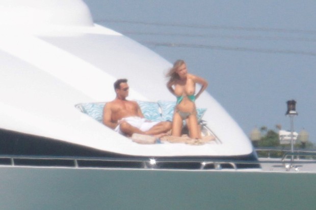 Joanna Krupa e o marido, Romain Zago, em Miami (Foto: AKM-GSI)