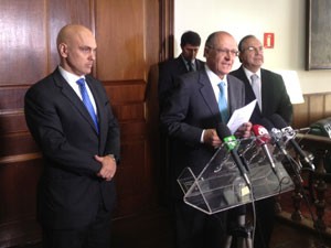 O governador Geraldo Alckmin anuncia Alexandre de Moraes (à esq.) como novo secretário da segurança. Fernando Grella (à dir.) deixa o cargo. (Foto: Márcio Pinho/G1)