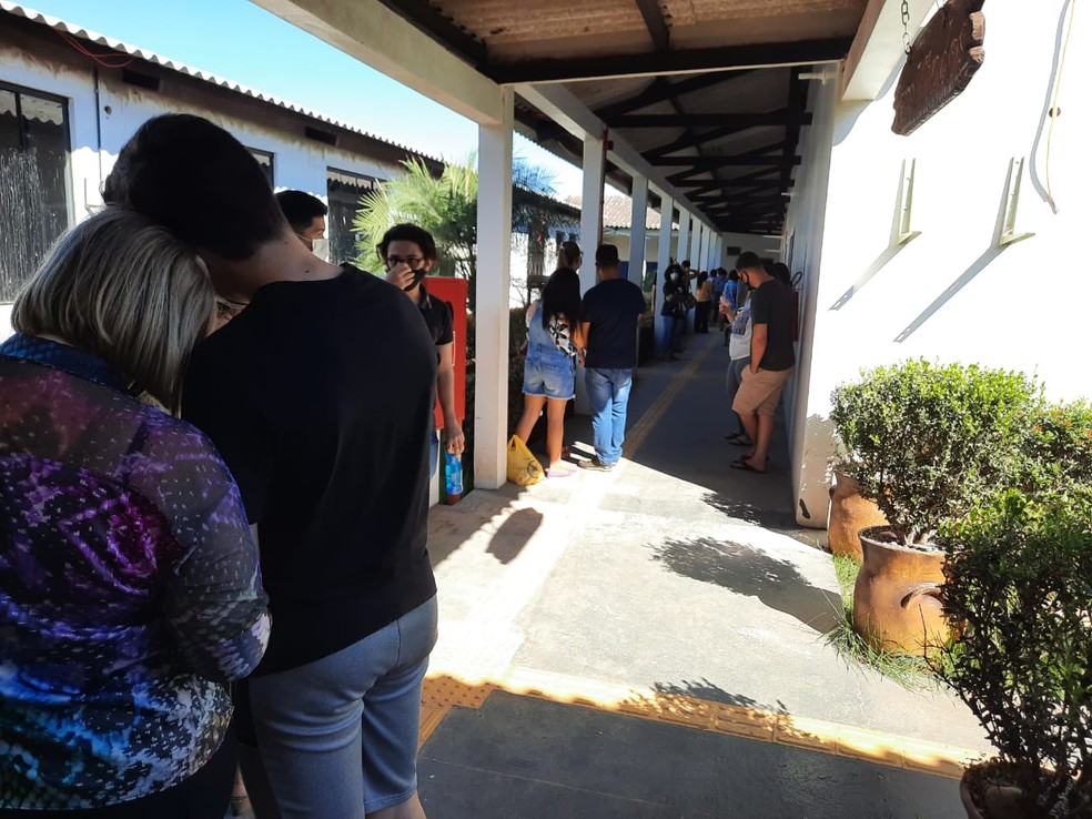 Fila para vacinação de adolescentes com comorbidades em Cacoal — Foto: Lilian Oliveira/Rede Amazônica
