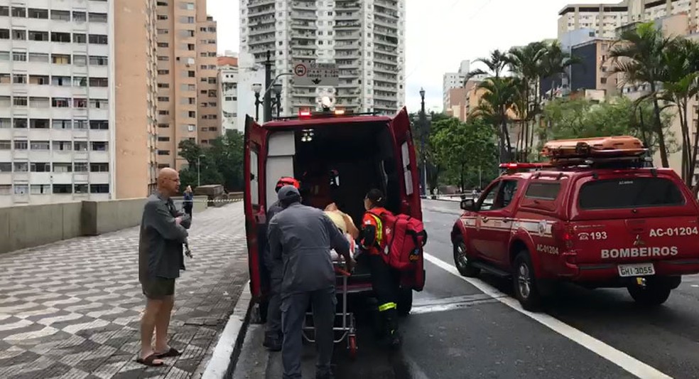 Morador de apartamento incendiado é socorrido pelos bombeiros no Centro de SP — Foto: Divulgação