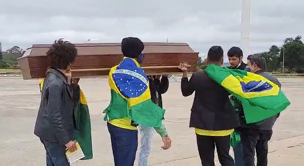 Manifestantes carregam caixão, que diziam 'levar Rodrigo Maia' — Foto: Pedro Borges/TV Globo