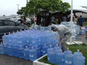 Água potável é um dos principais ítens para a doação de afetados pela chuva no Espírito Santo. (Foto: Reprodução/TV Gazeta)
