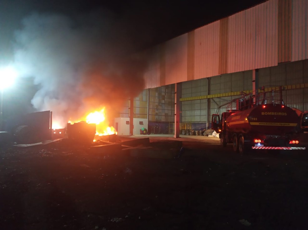 Bombeiros apagam fogo em sucata em empresa no Distrito Industrial em Uberaba — Foto: Corpo de Bombeiros/Divulgação 