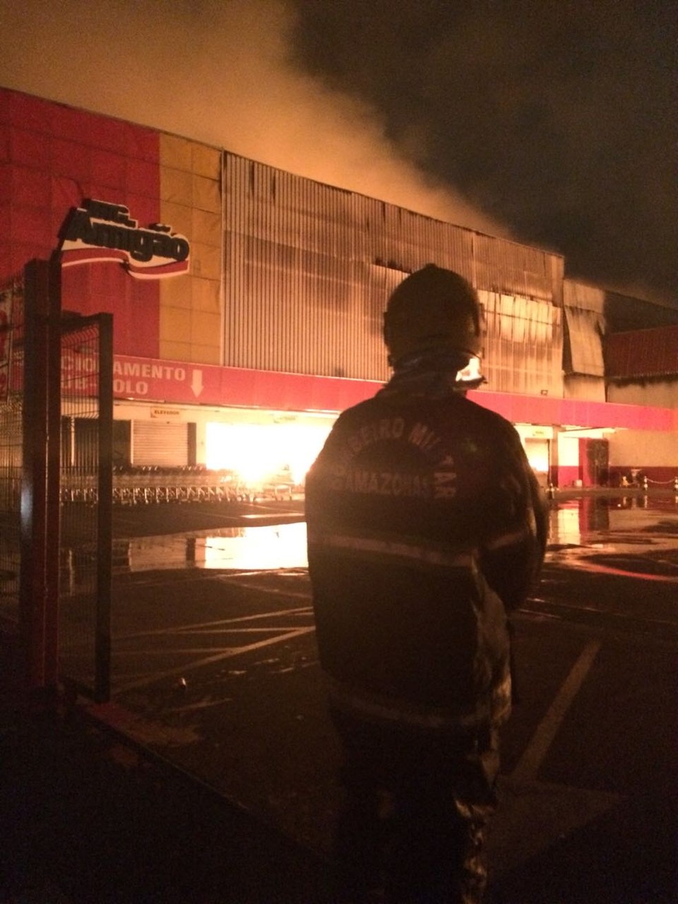 Incêndio em supermercado no bairro Compensa (Foto: Divulgação/Corpo de Bombeiros)