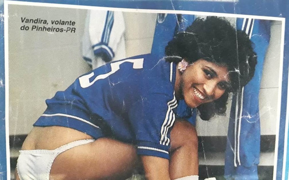 Em uma revista da época, a ex-jogadora de futebol Vandira Martins foi fotografada antes de um jogo do Pinheiros — Foto: Vandira Martins/Arquivo pessoal