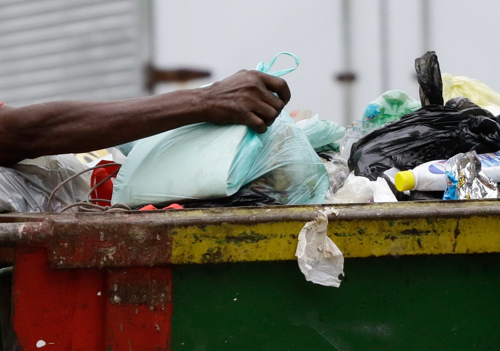 Fome em São Paulo: pessoa revira lixo em busca de alimento em registro feito em outubro de 2021.  — Foto: ALOISIO MAURICIO/FOTOARENA/ESTADÃO CONTEÚDO