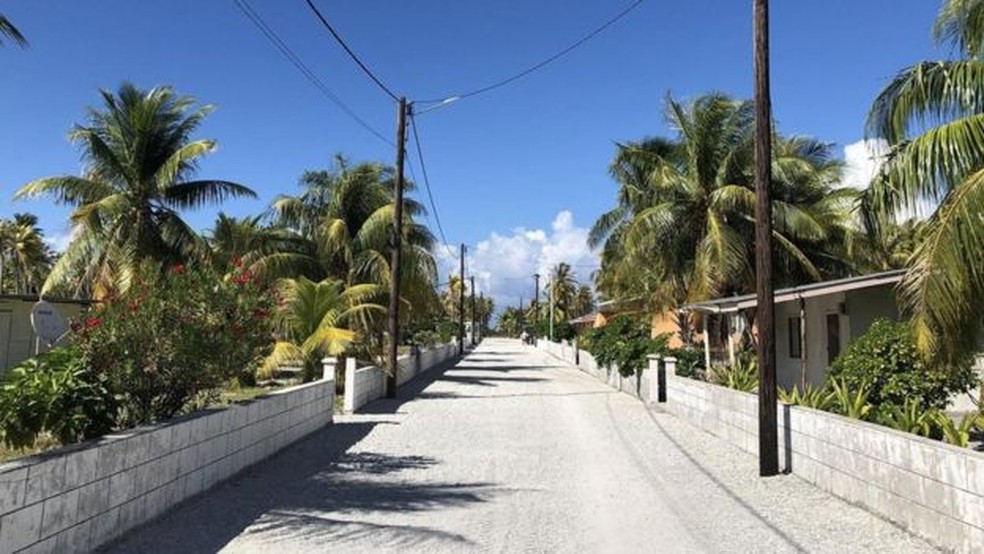 Esta é a única rua em Tepoto e está pavimentada com pedra de coral triturada — Foto: Andrew Evans/BBC