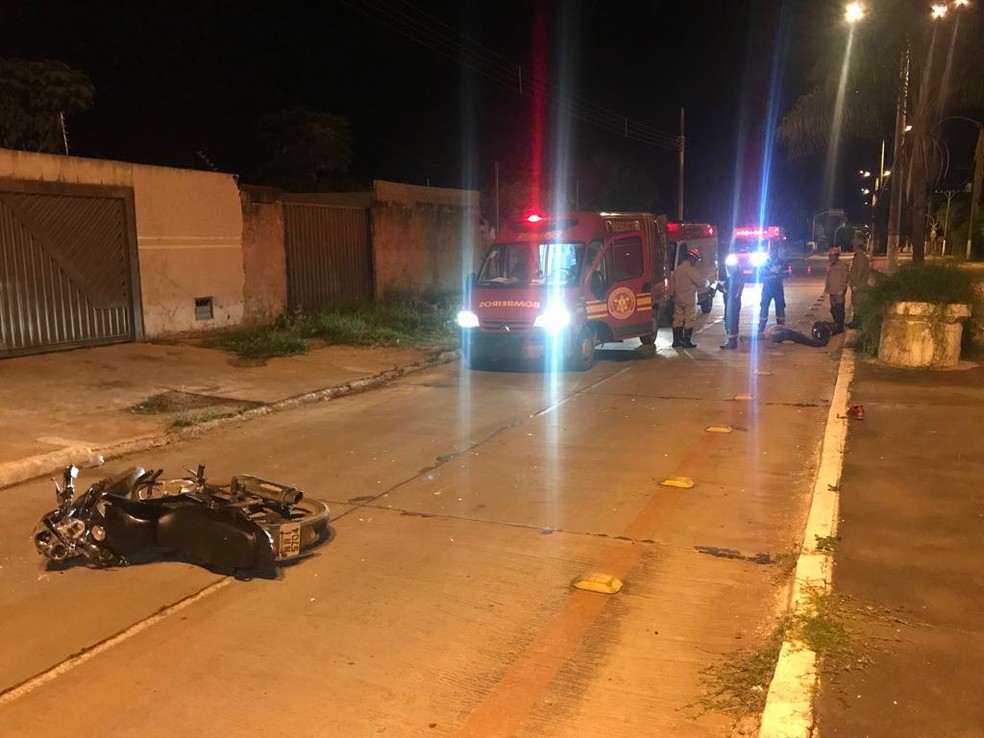 Vítima ficou próxima ao tubo e motocicleta metros depois (Foto: Corpo de Bombeiros/ Divulgação)