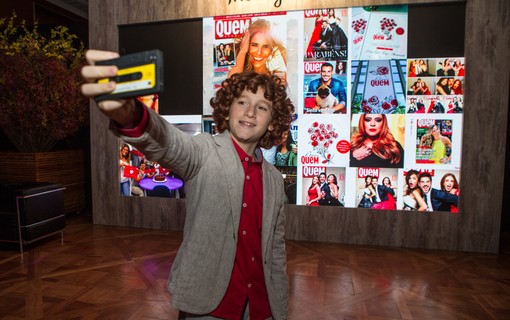 O ator mirim Luigi Montez faz selfie em frente ao InstaWall