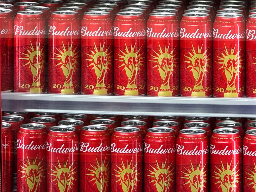 Latas de cerveja Budweiser com o logotipo da Copa do Mundo da FIFA exibidas em Doha — Foto: Patrick T. Fallon / AFP