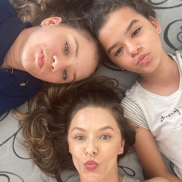 Bianca Rinaldi e as filhas gêmeas, Beatriz e Sofia (Foto: Reprodução/Instagram)