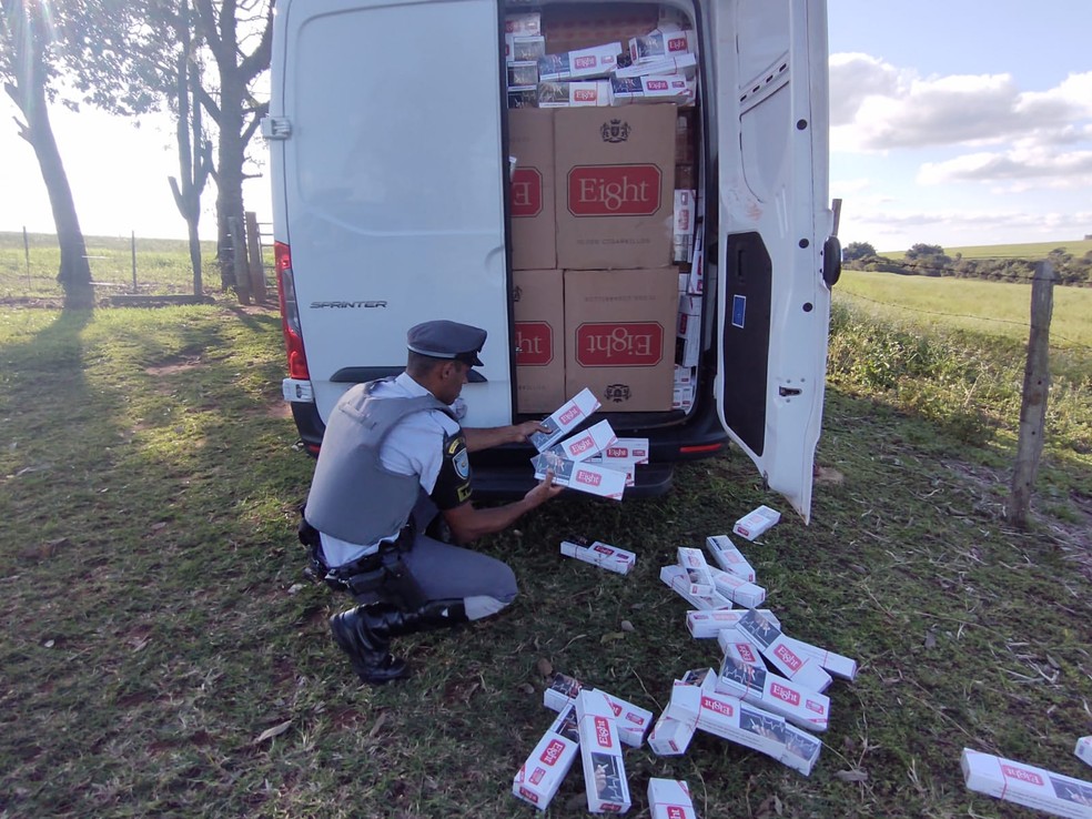 Pacotes de cigarros contrabandeados são apreendidos dentro de van em rodovia de Assis — Foto: Polícia Rodoviária /Divulgação