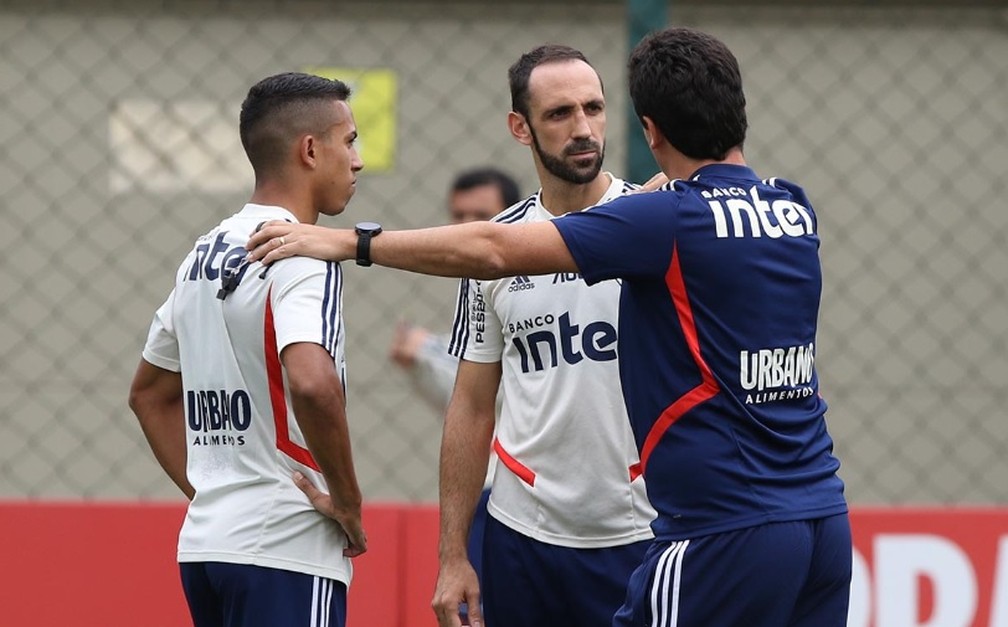 Fernando Diniz conversa com Igor Vinícius e Juanfran: espanhol pode voltar ao time titular do São Paulo — Foto: divulgação São Paulo