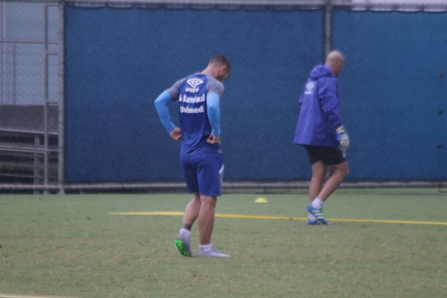 Ainda sem empolgar, Gastón Fernández fica para trás na fila do Grêmio