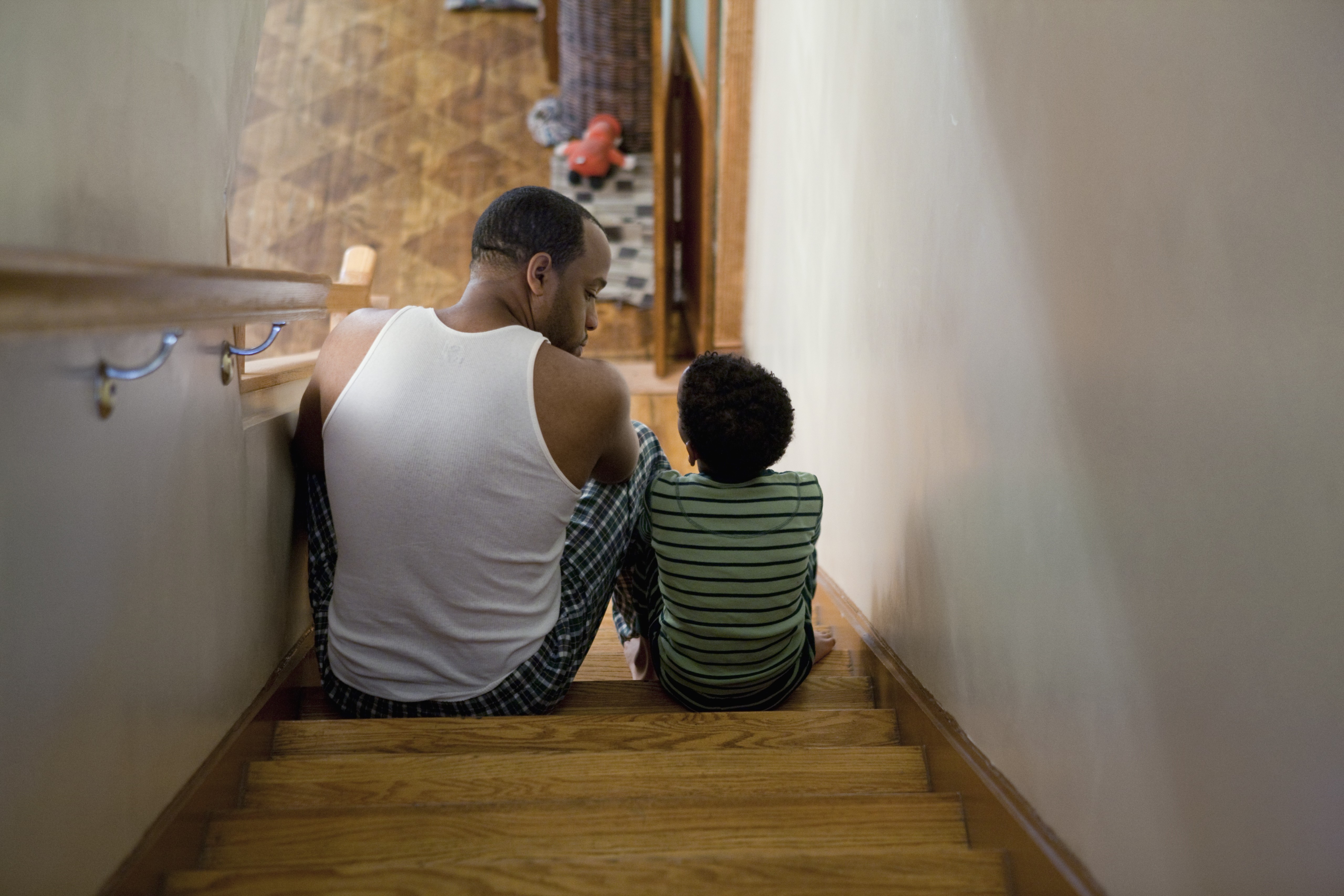 Pai e criança conversando (Foto: Getty Images)